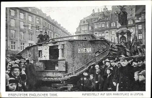 Ak Leipzig in Sachsen, erbeuteter Englischer Tank Hyena, Kriegsbeute, Marktplatz