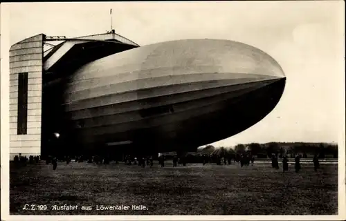 Ak Zeppelin Luftschiff D-LZ 128 Hindenburg, Ausfahrt aus Löwentaler Luftschiffhalle