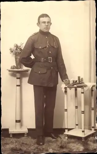 Foto Ak Niederländischer? Soldat in Uniform, Portrait