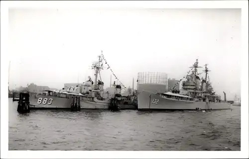 Foto Ak US Amerikanische Kriegsschiffe, USS, 883, 132, Kreuzer, Zerstörer
