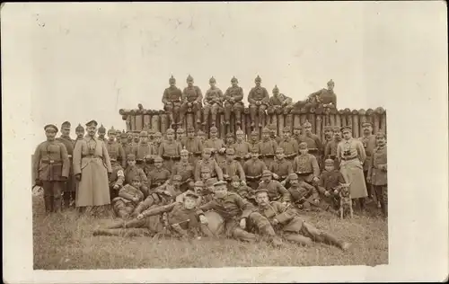 Foto Ak Deutsche Soldaten in Uniformen, Gruppenaufnahme, I WK