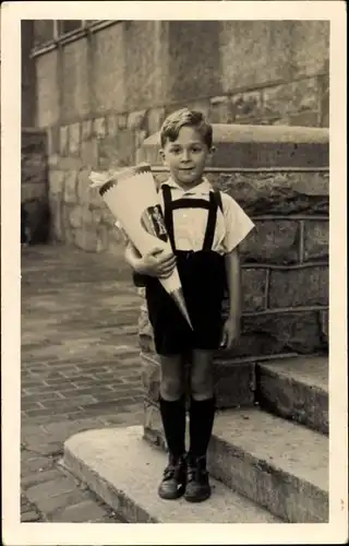 Foto Ak Glückwunsch Einschulung, Junge mit Zuckertüte, Portrait