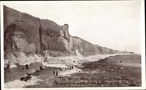 Ak Brighton East Sussex England, Black Rock at low tide, Felsküste, Ebbe, Spaziergänger