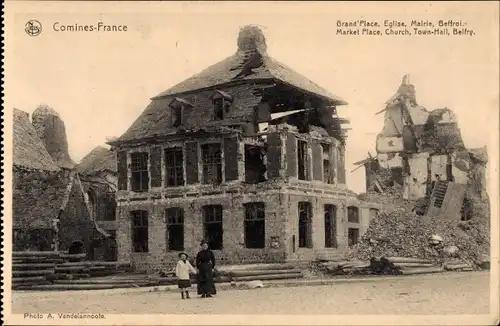 Ak Comines Nord, Grand Place, Eglise, Mairie, Ruine, Mutter mit Kind