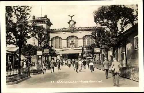 Ak Saarbrücken im Saarland, Hauptbahnhof, Passanten
