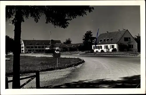 Foto Ak Deutschland Ort unbekannt, Straßenansicht, Häuser, Wegweiser