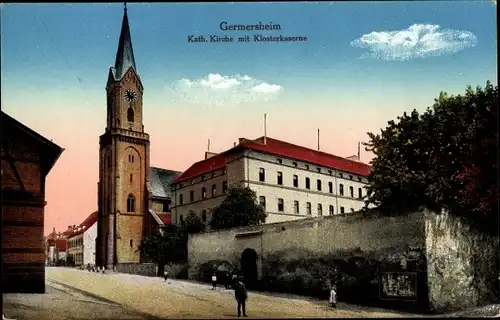 Ak Germersheim am Rhein, Kath. Kirche mit Klosterkaserne, Straßenpartie mit Passanten