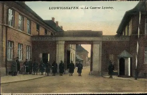 Ak Ludwigshafen am Rhein, La Caserne Lyautey, Kaserne, Soldaten