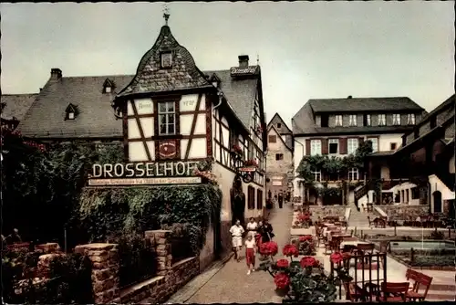 Ak Rüdesheim am Rhein, Drosselgasse, Drosselhof Anno 1727, Passanten