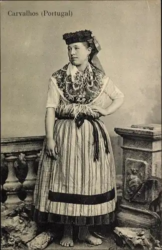 Ak Portugal, Carvalhos, Frau in Tracht