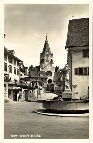 Ak Weinfelden Kanton Thurgau, Dorfpartie mit Brunnen, Kirche