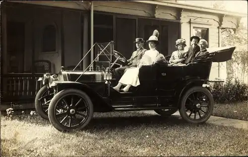 Foto Ak Personen in einem offenen Automobil, Familie, 1912
