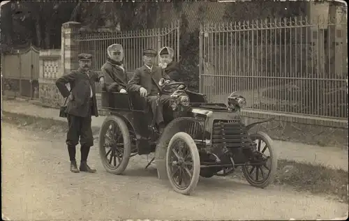 Foto Ak Personen in einem offenen Automobil