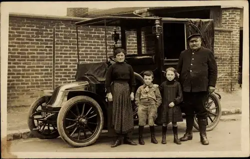 Foto Ak Familie vor einem Automobil