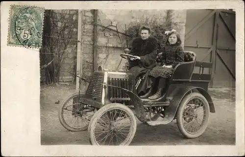 Foto Ak Paris, Frau und Mächen in einem offenen Automobil