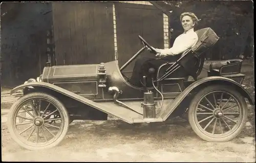Foto Ak Offenes Automobil, Frau am Steuer