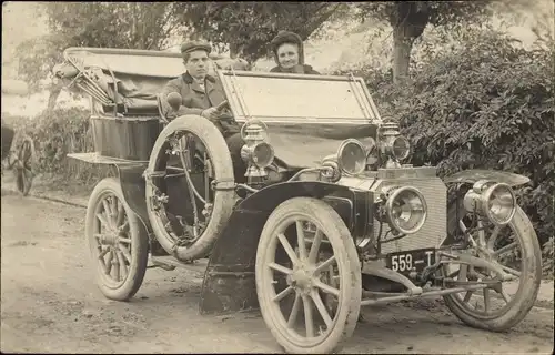 Foto Ak Paris, offenes Automobil, Kennzeichen 559 T, Mann und Frau