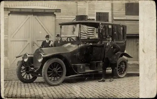 Foto Ak  Automobil, Männer, US Flagge
