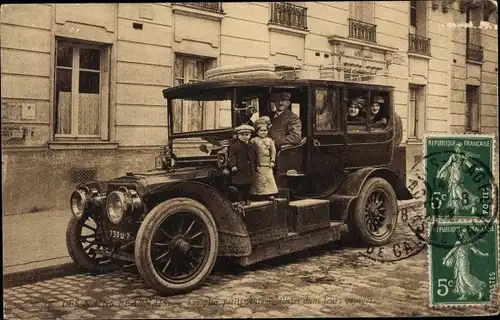 Ak Les Nains Bearnais, les plus petites Automobilistes dans leurs voyages