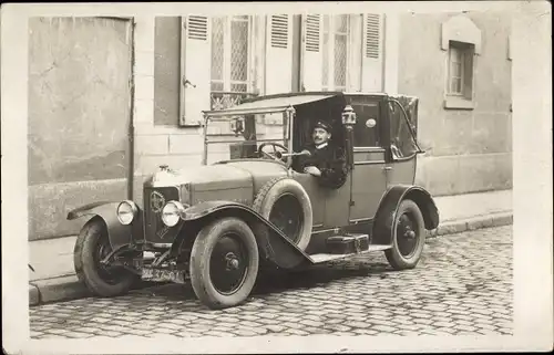 Foto Ak Frankreich, Automobil, Chauffeur