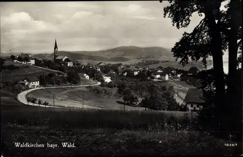 Ak Waldkirchen am Goldenen Steig Niederbayern, Panoramaansicht von Ortschaft, Kirche