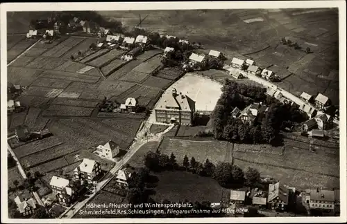 Ak Schmiedefeld am Rennsteig Suhl Thüringen, Blick auf den Ort, Fliegeraufnahme