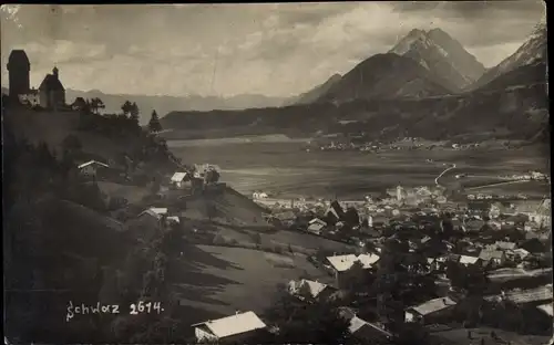 Foto Ak Schwaz in Tirol, Blick auf den Ort mit Umgebung