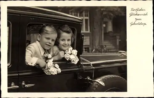 Ak Glückwunsch Geburtstag, Kinder mit Blumen schauen aus Fenster eines Automobils