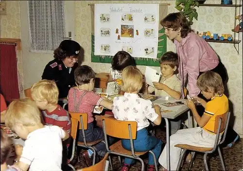 Ak Feuerwehr, Angehörige der Feuerwehr bei Brandschutzerziehung im Kindergarten