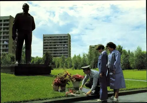 Ak Kosmosflug UdSSR DDR, Sigmund Jähn mit Frau und Tochter, Gagarin Denkmal Swjosdny Gorodok