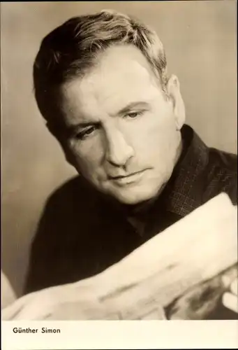 Ak Schauspieler Günther Simon beim Zeitunglesen, Portrait
