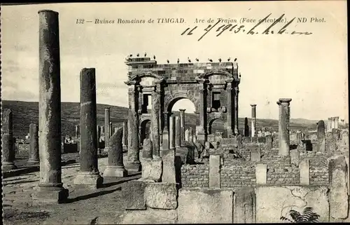 Ak Timgad Algerien, Ruines Romaines, Römische Ruinen, Arc de Trajan, Triumphbogen, Trajansbogen