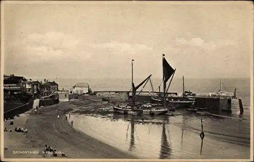 Ak Broadstairs Kent England, Harbour, Hafen, Segelboot, Strand