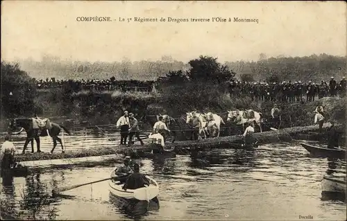 Ak Compiègne Oise, Le 5° Regiment de Dragons traverse l'Oise a Montmacq, Steg, Pferde, Soldaten