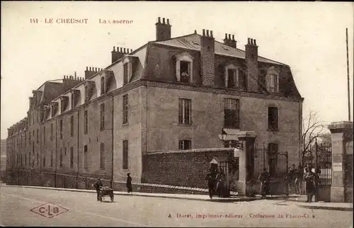 Ak Le Creusot Saône et Loire, La caserne, Eingang, Soldaten