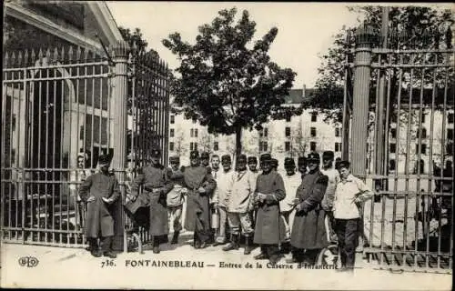 Ak Fontainebleau Seine et Marne, Entree de la Caserne d´ Infanterie, Soldaten, Gruppenfoto