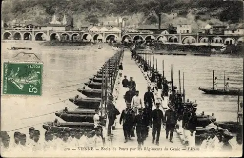 Ak Vienne Isère, Ecole de Ponts par les Regiments du Genie, Parade, Soldaten