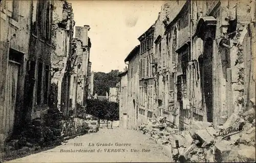 Ak Verdun Meuse, Une Rue, Zerstörte Häuser, Ruinen, Trümmer
