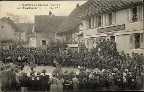 Ak Seppois-le-Bas Elsass Haut Rhin, Presentation du Drapeau Francais aux Alsaciens, Soldaten