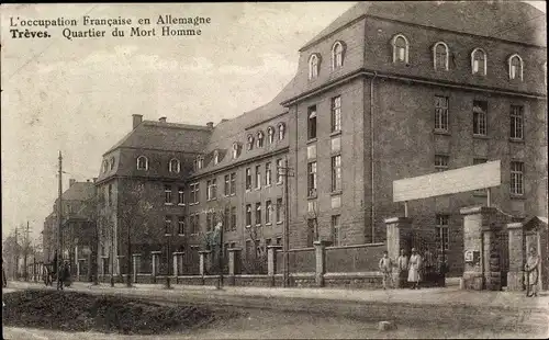 Ak Trier an der Mosel, Quartier du Mort homme, Eingangsportal