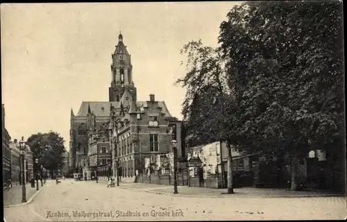 Ak Arnhem Gelderland Niederlande, Walburgstraat, Stadhuis en Groote kerk