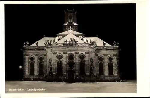 Ak Saarbrücken im Saarland, Blick auf die Ludwigskirche bei Nacht im Winter, Schnee