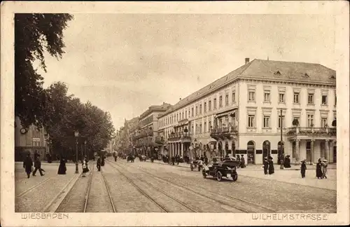 Ak Wiesbaden in Hessen, Wilhelmstraße, Passanten, Schienen, Automobil