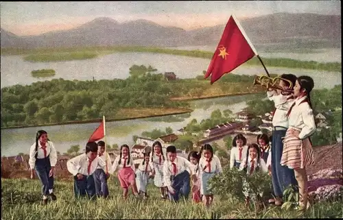 Ak China, Schüler mit Uniform, Musikinstrument, Flagge