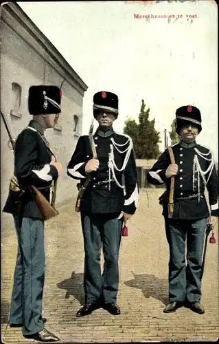 Ak Niederländische Soldaten in Uniformen, Marechaussees