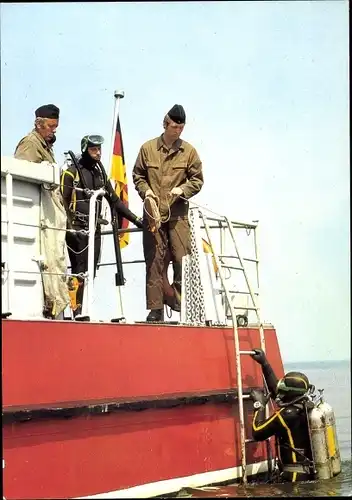 Ak Aus der Arbeit der Feuerwehr, Taucher, Feuerlöschboot, DDR