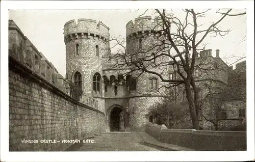 Ak Windsor Berkshire England, Windsor Castle, Norman Gate, Schlosstor