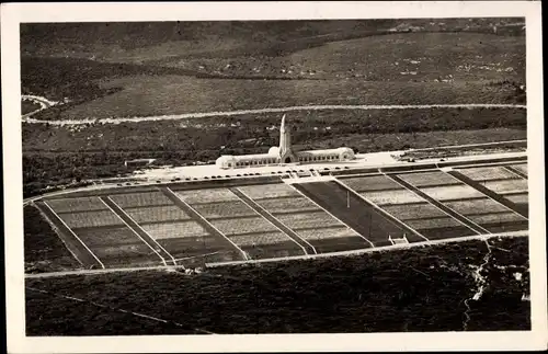 Ak Douaumont Lothringen Meuse, Champs de Bataille de Verdun, Ossuaire et Cimetière, Vue Arienne