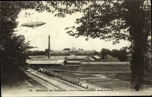 Ak Sèvres vol d'oiseau, Vue d'ensemble de la Manufacture, Zeppelin