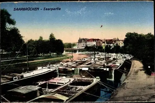 Ak Saarbrücken a.d. Saar, Saarpartie mit Frachtschiffen und Stadt